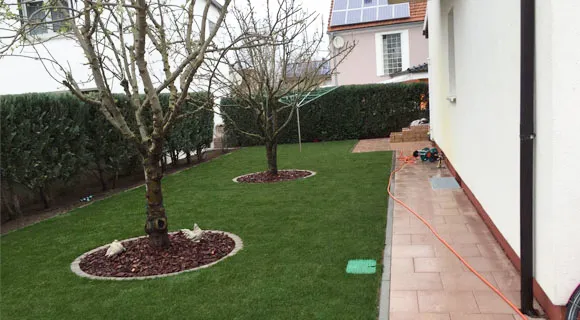 Rasenfläche mit zwei Ringbeeten