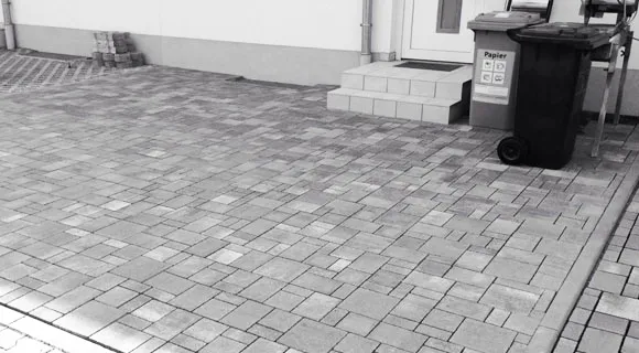 grau gepflasterter Eingangsbereich oder Stellplatz