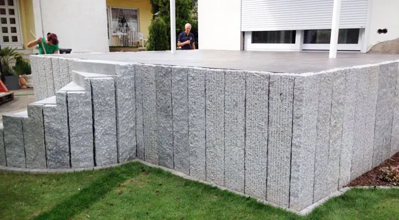 Gepflasterte Terrasse mit Begrenzungssteinen