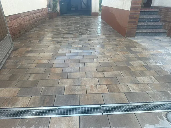 beige gepflasterte Einfahrt