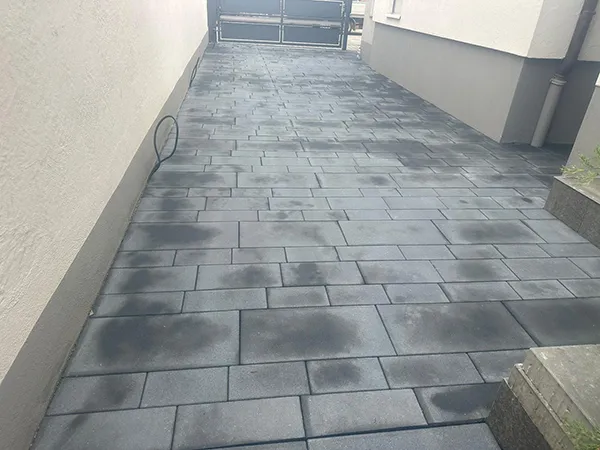 grau gepflasterte Einfahrt