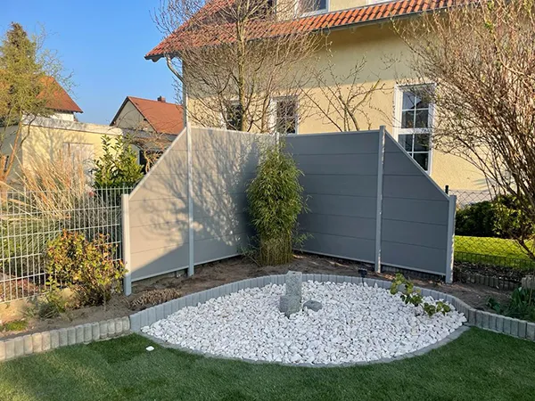 weißes Kiesbeet mit Sichtschutz