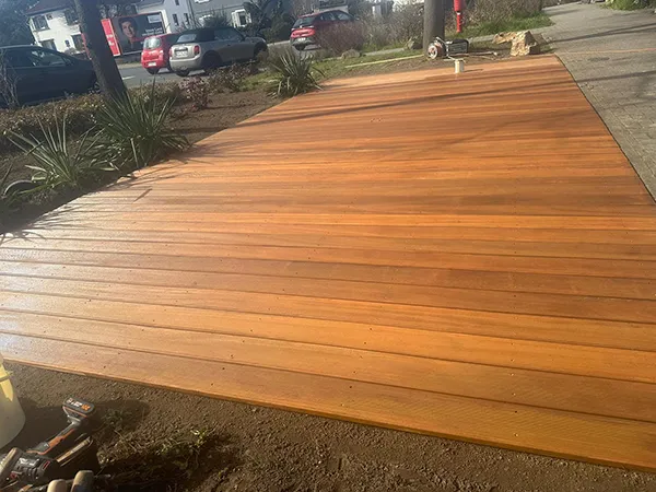 neu verlegte Holzterrasse