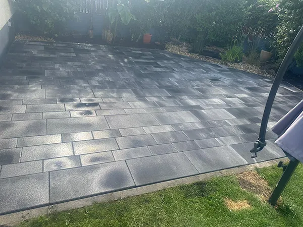 mit grauen Steinen gepflasterte Außenterrasse